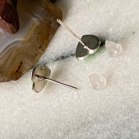 🎈Sale 🎈NWOT never worn cute lime green heart post earrings rubber backs - Picture 2 of 3
